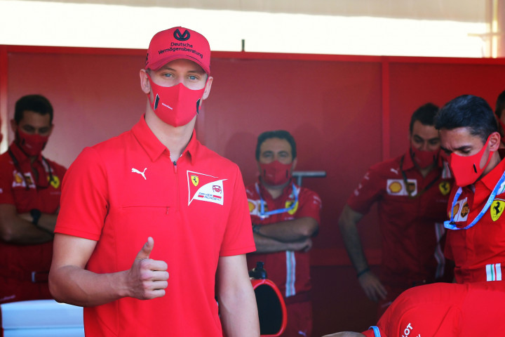 Mick Schumacher a Ferrari garázsában 2020. szeptember 13-án a Forma-1-es Toszkán Nagydíjon Mugellóban. Fotó: Jennifer Lorenzini / Reuters