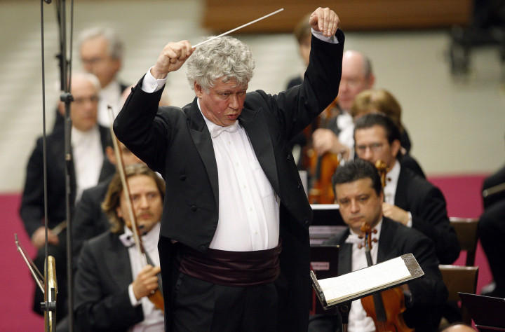 Kocsis Zoltán főzeneigazgató vezényel a magyar Nemzeti Filharmonikus Zenekar és a Nemzeti Énekkar hangversenyén a vatikáni VI. Pál-teremben 2011-ben.Fotó: Alessandro di Meo / EPA / MTI