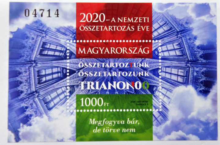A Magyar Posta által A nemzeti összetartozás éve, a Trianon 100 emlékév alkalmából megjelentetett bélyegblokk az ünnepélyes kibocsátásán a Terror Háza Múzeumban 2020. szeptember 29-én.Fotó: Máthé Zoltán / MTI