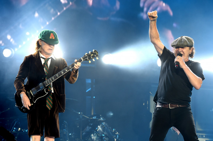 Angus Young (b) és Brian Johnson (j) az AC/DC 2015. szeptember 28.i, Los Angeles-i koncertjén.Fotó: Kevin Winter / Getty Images / AFP