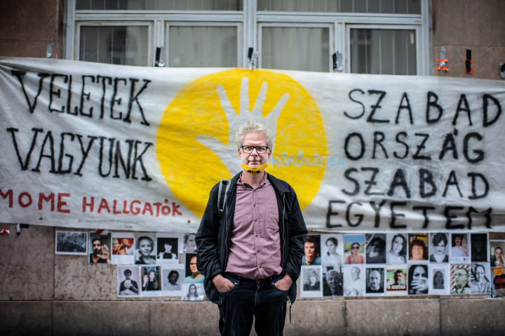 Gáspár Máté, az Elméleti és Művészetközvetítői Intézet megbízott vezetője a Facebookon jelentette be, hogy minden posztjáról lemond az Egyetemen.Fotó: Bődey János / Telex