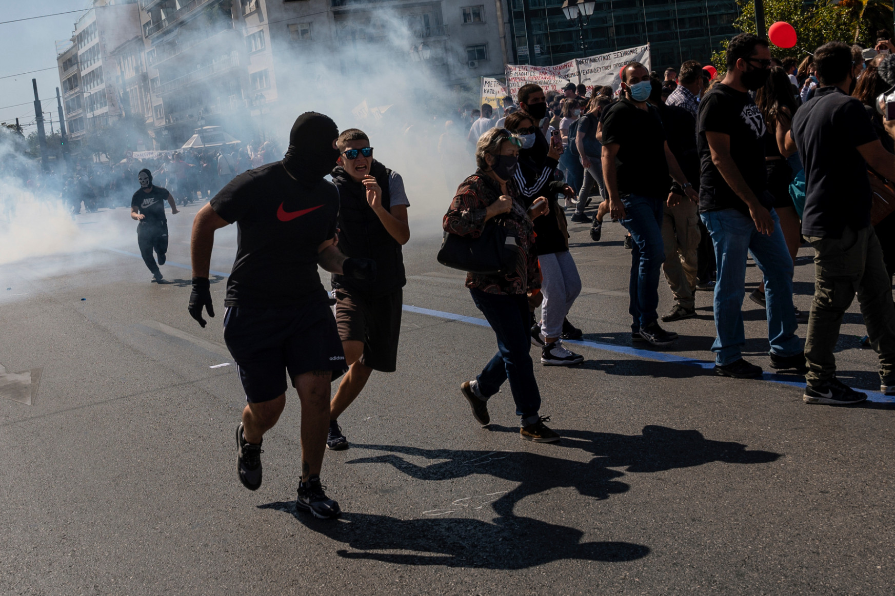 Könnygázzal oszlatták a tüntető tanárokat és diákokat Athénban