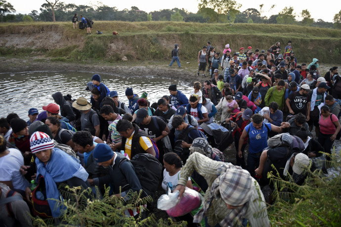 Közép-amerikai migránsok a guatemalai-mexikói határnál idén januárban. Fotó: AFP 