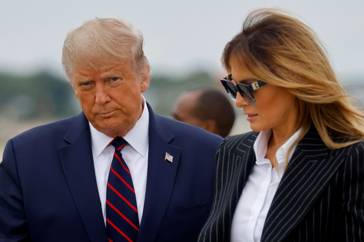 Donald Trump és Melania Trump a clevelandi reptéren 2020 szeptember 29-én.Fotó: Carlos Barria / Reuters