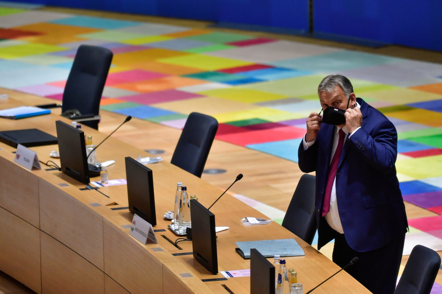 Mindenki zsarol mindenkit, Orbán is a főszereplők között