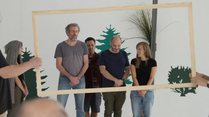Részlet a filmben bemutatott csoportos pszichodráma-foglalkozásból. A keretben a kép bal szélén Miklósi Gábor, egykori kollégánk, a jobb oldalon a film rendezője, Oláh Judit.Fotó: HBO / Campfilm