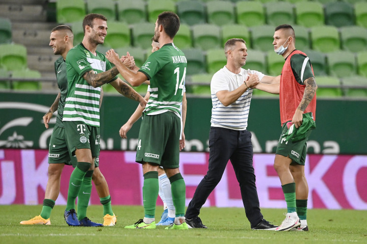 Szerhij Rebrov, a Ferencváros vezetőedzője (j2) ünnepli játékosaival a csapat győzelmét a labdarúgó Bajnokok Ligája selejtezőjének harmadik fordulójában játszott Ferencváros – Dinamo Zagreb mérkőzés végén a Groupama Arénában 2020. szeptember 16-án. A Ferencváros 2-1-re győzött.MTI/Koszticsák Szilárd