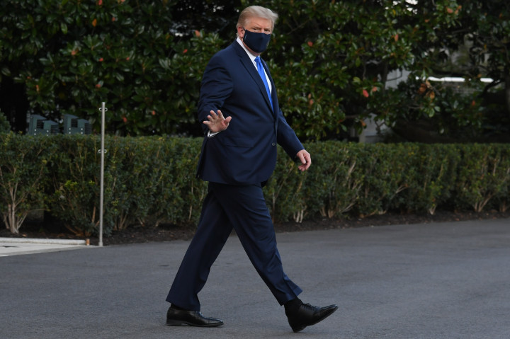 Trump helyi idő szerint este negyed hétkor sétált ki a Fehér Házból maszkban, majd beszállt az elnöki helikopterbe 2020. október 2-án.Fotó: Saul Loeb / AFP