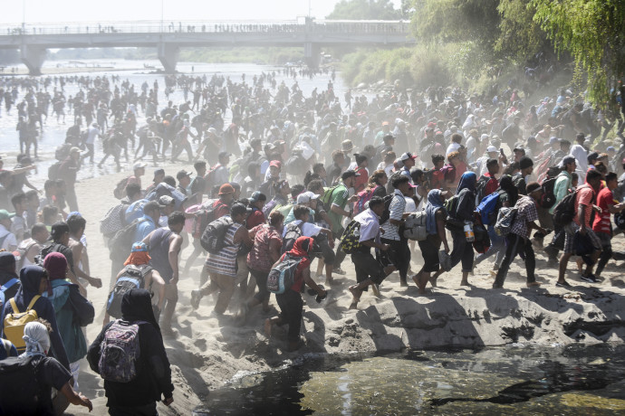 Közép-amerikai migránsok Guatemala és Mexikó határánál idén januárban. Fotó: AFP
