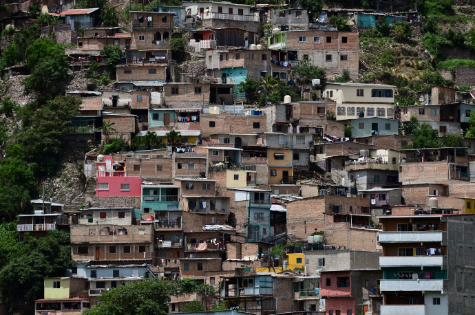 A hondurasi főváros, Tegucigalpa egyik nyomornegyede. Fotó: AFP