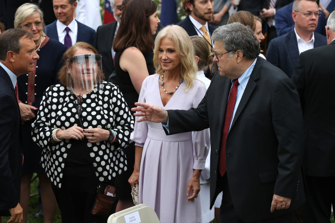 Kellyanne Conway (k), az elnök volt főtanácsadója a beiktatási eseményen 2020 szeptember 26-ánFotó: Chip Somodevilla / Getty Images / AFP