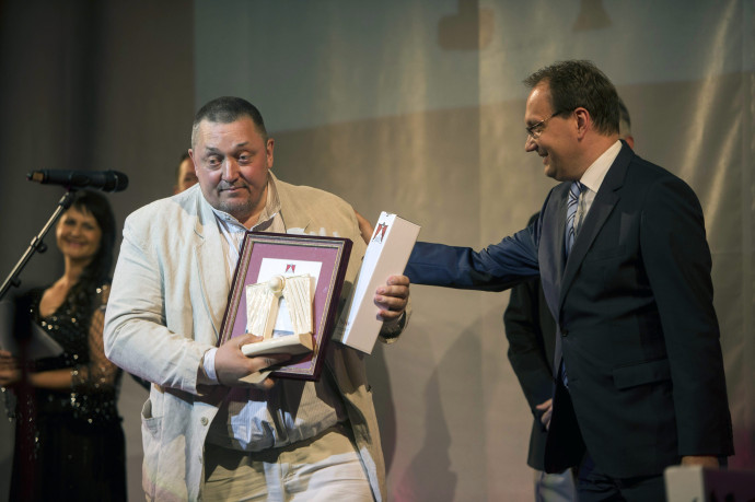 Vidnyánszky Attila a Nemzeti Színház Isten ostora című, a legjobbnak értékelt darab rendezéséért átveszi az elismerést Hoppál Pétertől, az Emmi kultúráért felelős államtitkárától a 15. POSZT díjátadó-ünnepségén Pécsen 2015. június 13-án.Fotó: Sóki Tamás / MTI