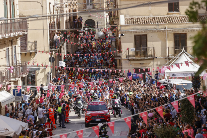 A Giro d'Italia mezőnye a második szakasz rajta előtt, Alcamóban (Luca Bettini/AFP)