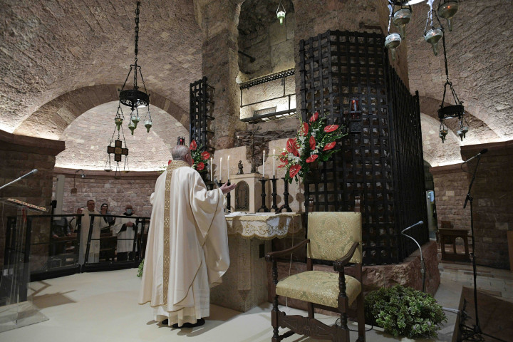 Ferenc pápa Assisi Szent Ferenc sírjánál tartott misét, mielőtt aláírta enciklikáját (Vatican Media/AFP)