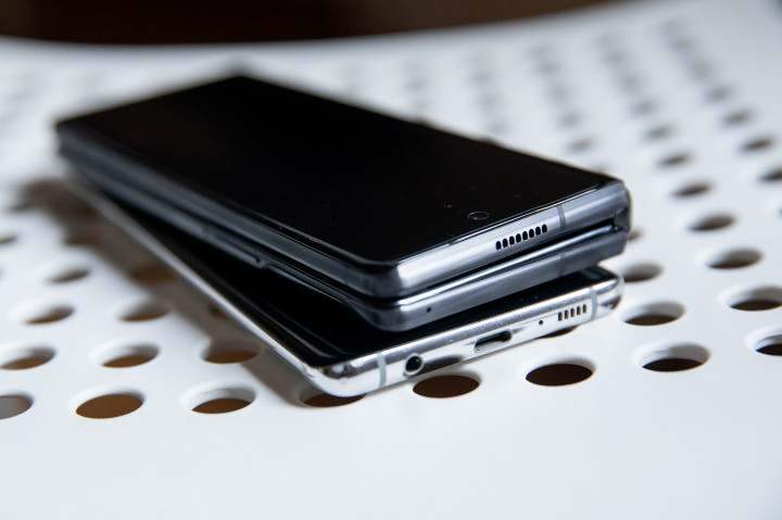 Felül a dupla vastagságú Fold 2, alatta egy Samsung S10+Fotó: Ajpek Orsi / Telex