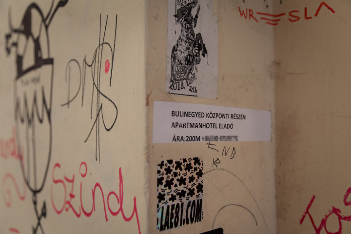 Eladó apartmanhotel hirdetése a bulinegyedben 2020. szeptember 10-én.Fotó: Rostás Bianka / Telex