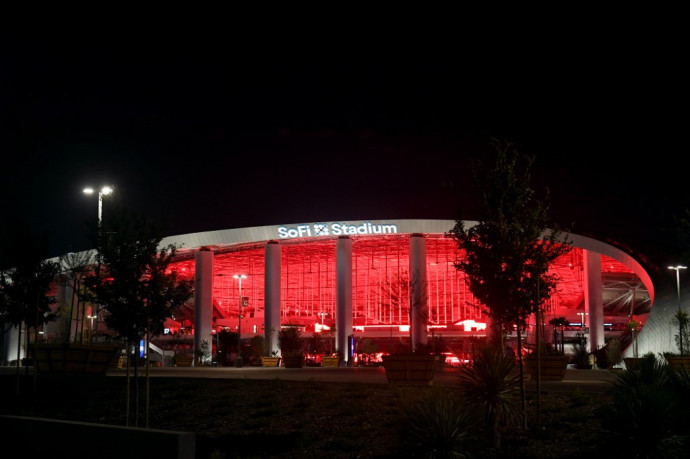 A Red Alert RESTART kampány miatt piros fénnyel megvilágított SoFi Stadion. A kampány célja, hogy nyomást gyakoroljon a kongresszusra, hogy pénzügyi segítséget nyújtsanak a koronavírus-járvány által megszorult szórakoztató- és rendezvényipari dolgozóknak.Fotó: Kevin Winter / Getty Images / AFP