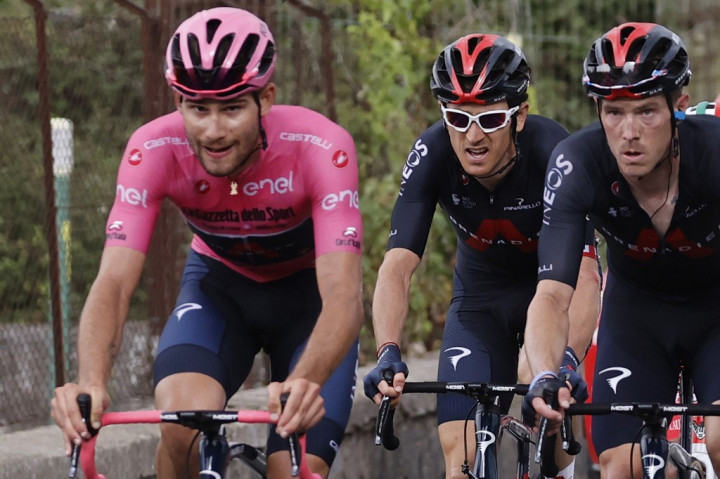 Geraint Thomast (középen) segítik csapattársai a Giro d'Italia 3. szakaszán (Luca Bettini/AFP)