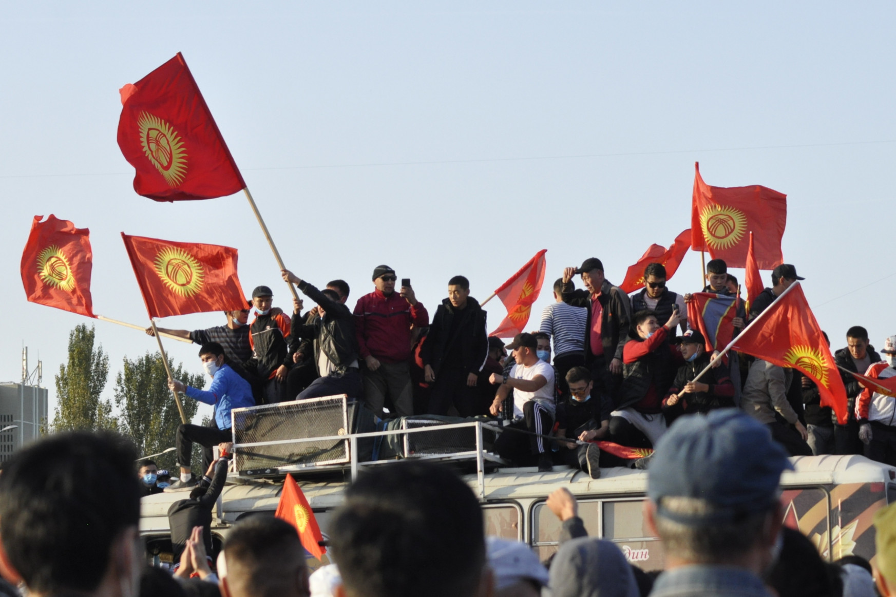Könnygázzal oszlatták a választási eredmények ellen tüntető kirgizeket