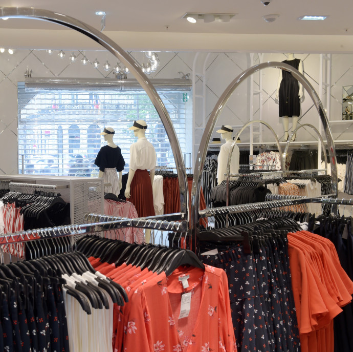 Százával zárja be üzleteit a H&M és a Zara