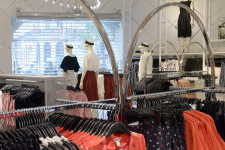 Százával zárja be üzleteit a H&M és a Zara