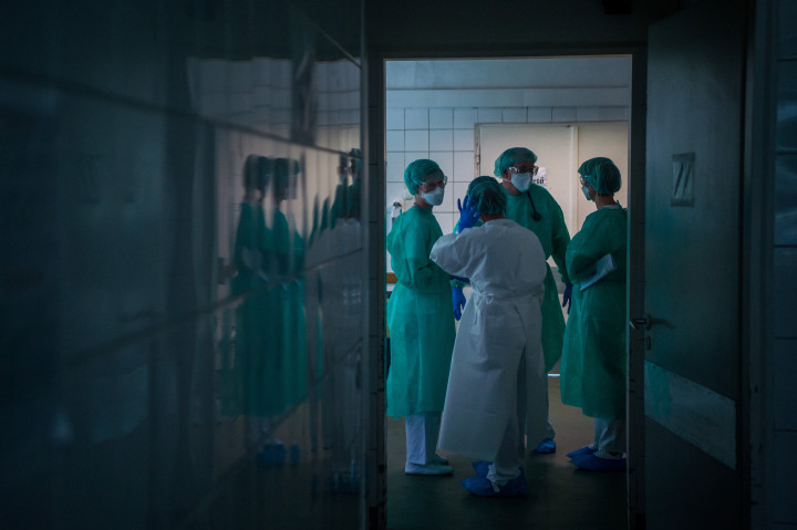 Orvosok és ápolók vizitelnek a koronavírussal fertőzött betegek fogadására kialakított Covid Ortopéd-Traumatológiai Osztályon a fővárosi Szent János Kórházban 2020. május 14-én.Fotó: Balogh Zoltán / MTI