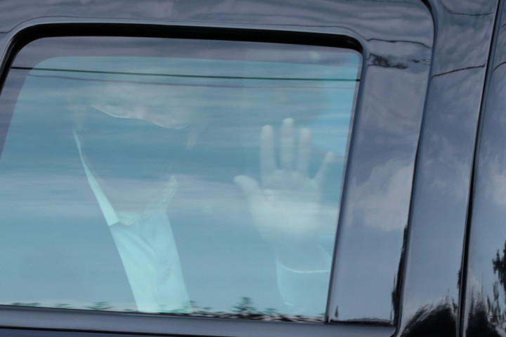 Donald Trump a Walter Reed katonai kórház előtt 2020 okóber4-én.Fotó: Cheriss May / Reuters
