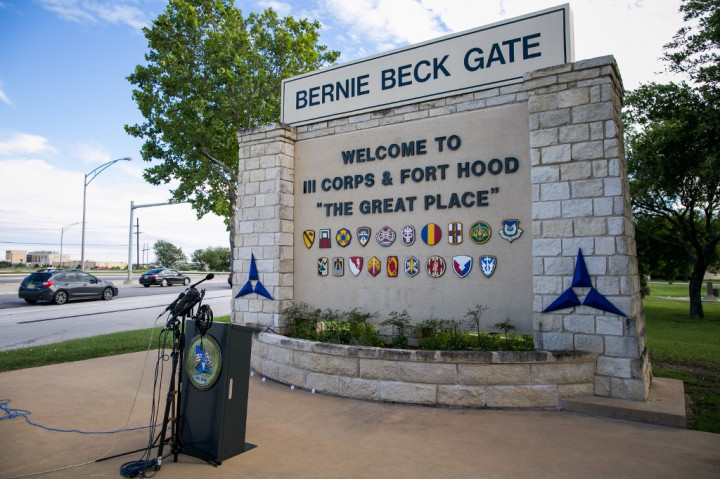 Fort Hood bejáratánál található felirat előtti tér sajtótájékoztatók rendszeres helyszíne.Fotó: Drew Anthony Smith / Getty Images / AFP