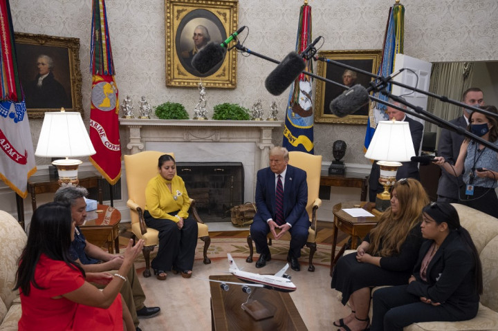 Donald Trump amerikai elnök beszél Gloria Guillennel, az áldozat édesanyjával, valamint családjával és ügyvédjével a Fehér Házban 2020. július 30-án.Fotó: Jim Watson / AFP