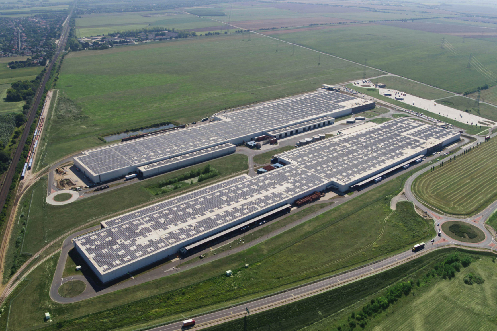 Átadták Európa legnagyobb, tetőn kialakított napelemparkját Győrben