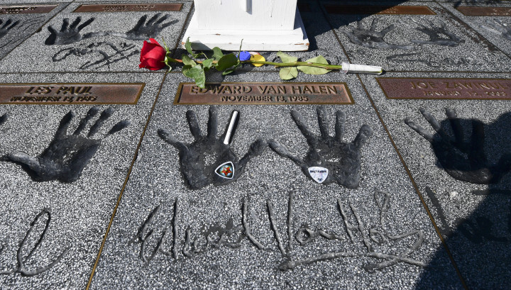 Eddie Van Hallen kézlenyomata California RockWalkon halála után 2020. október 6-ánFotó: J. Brown / AFP)
