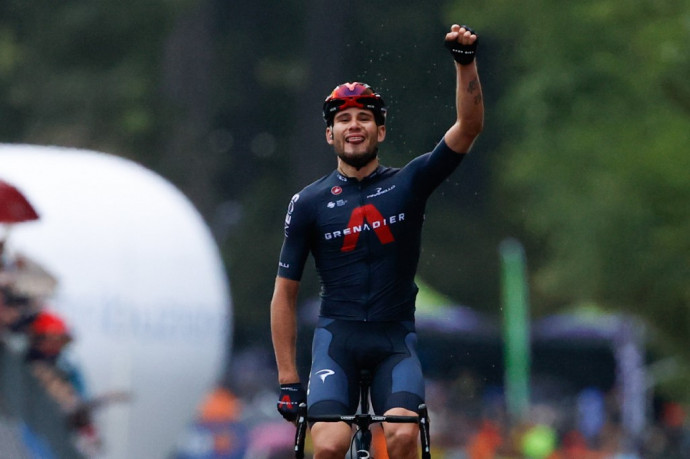 Filippo Ganna, a Giro d'Italia 5. szakaszának győztese 2020. október 7-én.Fotó: Luca Bettini / AFP