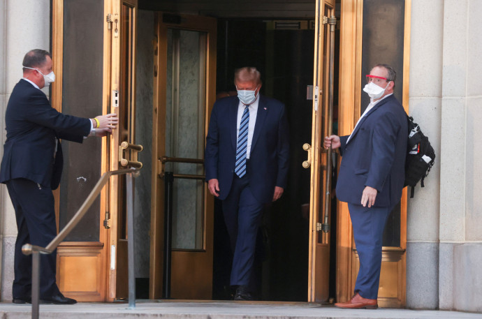 Donald Trump amerikai elnök elhagyja a Walter Reed Nemzeti Katonai Orvosi Központot és négy nap után visszatér a Fehér Házba 2020. október 5-én. Fotó: Jonathan Ernst / Reuters