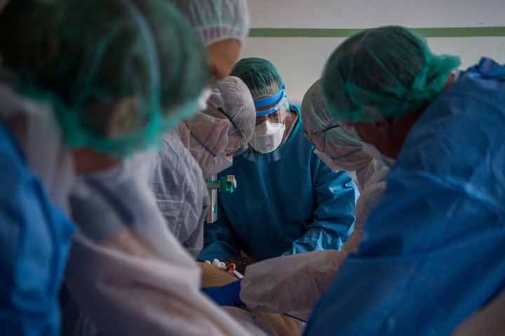Orvosok és ápolók egy koronavírussal fertőzött beteget látnak el Országos Korányi Pulmonológiai Intézetben kialakított izolációs teremben 2020. márciusában.Fotó: Balogh Zoltán