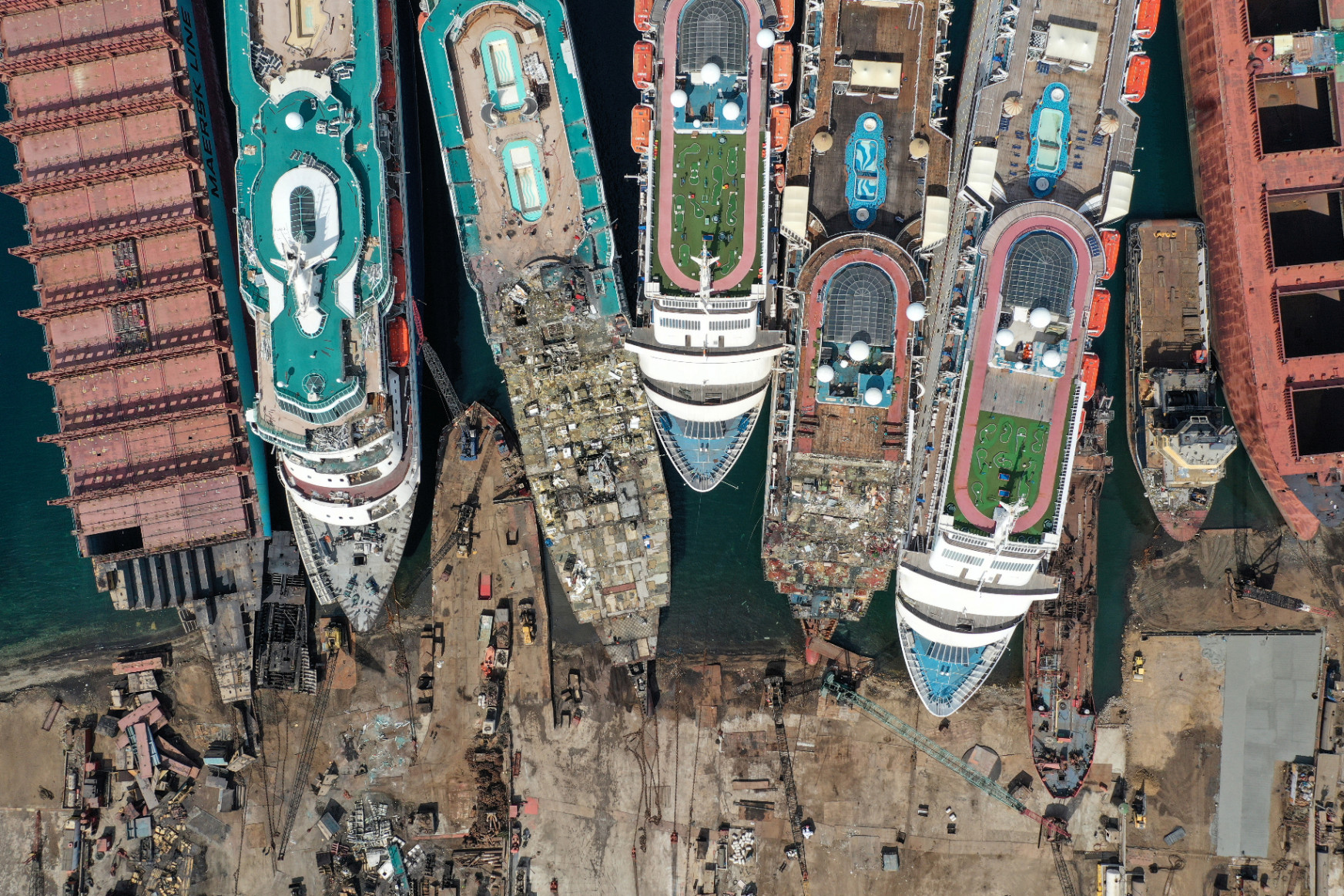 A világ egyik legveszélyesebb szakmája rejlik az elbontásra ítélt óceánjárók fotója mögött