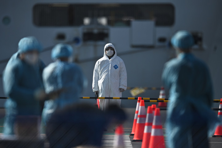 Járványügyi szakemberek a karanténba zárt Diamond Princess közelében a japán Jokohama kikötőjében 2020 február 21-én.Fotó: Philip Fong / AFP