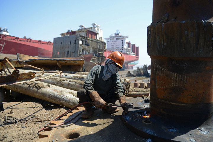 Munkás dolgozik az alangi hajóbontóban 2013 márciusában.Fotó: Sam Panthaky / AFP