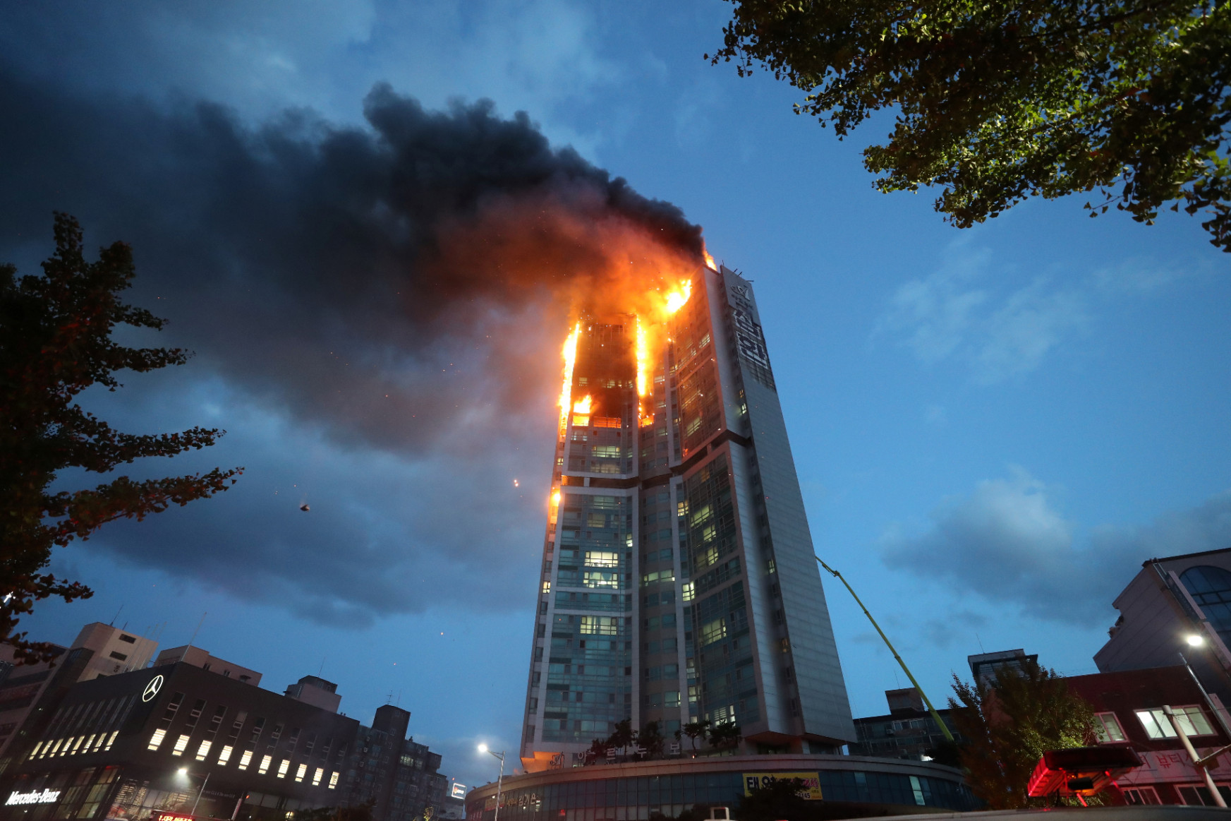 Fél napig lángolt egy toronyház Dél-Koreában