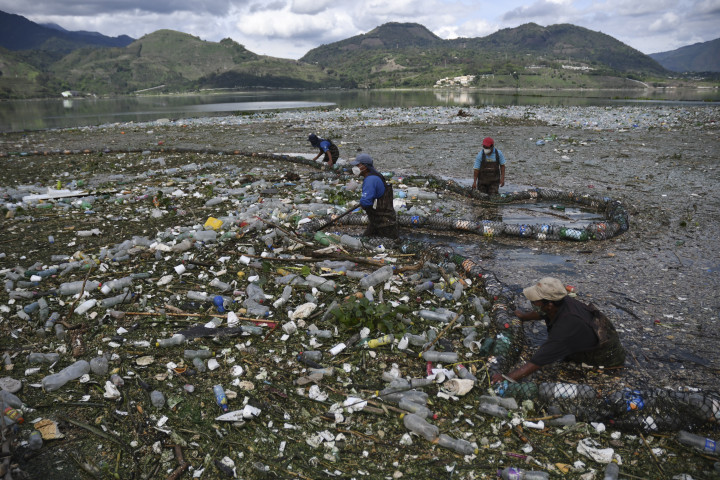 Guatemala közelében az Amatitlan-tó Hatóságának (AMSA) dolgozói az egyik mellékfolyót tisztítják meg az esőzések miatt összegyűlt műanyag szeméttől 2020. május 29-énFotó: Johan Ordonez / AFP