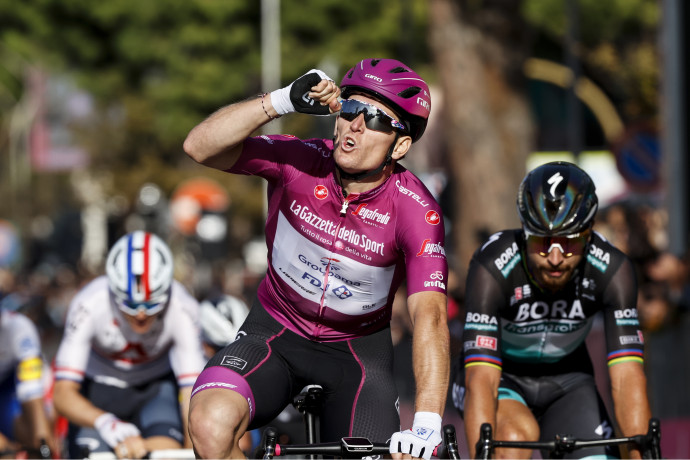 Arnaud Démare a harmadik szakaszát nyerte a Giro d'Italián (Luca Bettini/AFP)