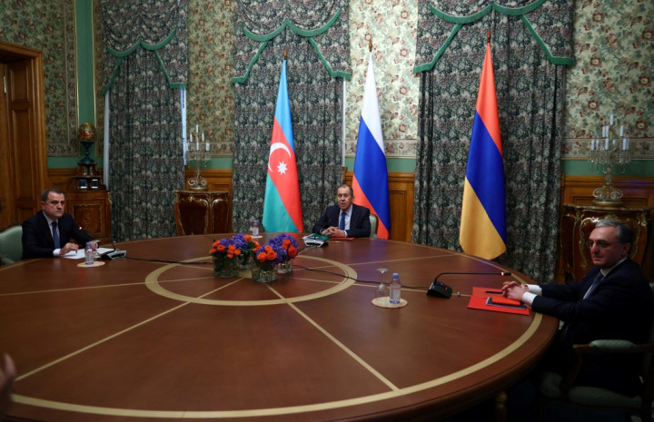 Szergej Lavrov orosz, Zohrab Mnacakanjan örmény és Jeyhun Bayramov azeri külügyminiszterek találkozója Moszkvában 2020. október 9-én. Fotó: Orosz Külügyminsztérium / AFP