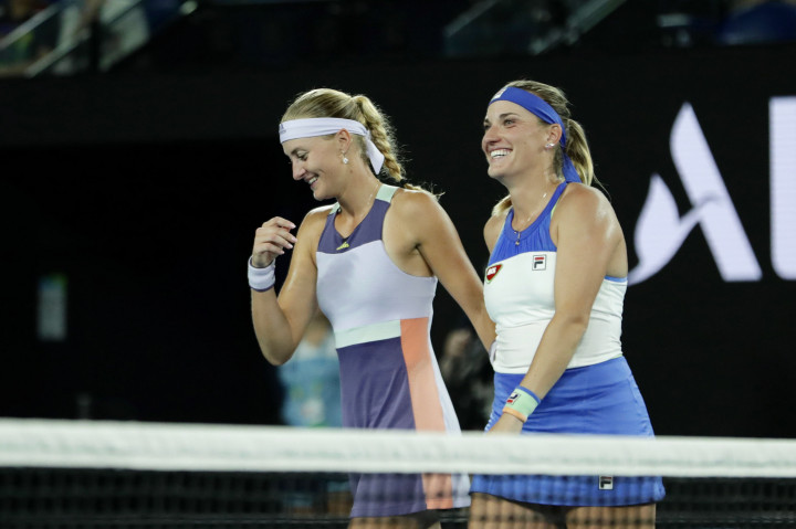 Babos Tímea (j) és a francia Kristina Mladenovic, miután győzött a tajvani Hszie Szu-vej és a cseh Barbora Strycová ellen az ausztrál nemzetközi teniszbajnokság női párosának döntőjében Melbourne-ben 2020. január 31-én.Fotó: MTI/EPA/Lynn Bo Bo