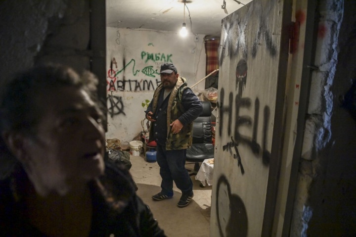 Egy lakóház alagsorában kialakított óvóhelyre menekült emberek Hegyi-Karabah fővárosában, Sztepanakertben, 2020. október 9-én. Fotó: Aris Messinis / AFP