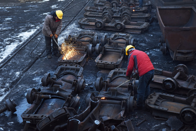 Munkások szénszekereket vágnak szét egy kínai szénbányában Pekingtől nyugatra 2019. december 18-án. Mentougou, Kína egyik legrégebbi bányászvárosa, közel 300 éve hajtja a fővárost, de a környéken az elmúlt két évtizedben több mint 270 szénbányát állítottak le. Fotó: Greg Baker / AFP