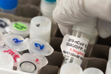 Kezd kiderülni, hogyan lehet mégis keresni a koronavírus-oltásokon