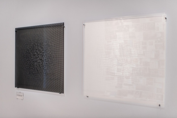 Az egyenetlen huzalhőmérsékletű rácsokat ábrázoló üveglapok.Fotó: Bődey János/Telex