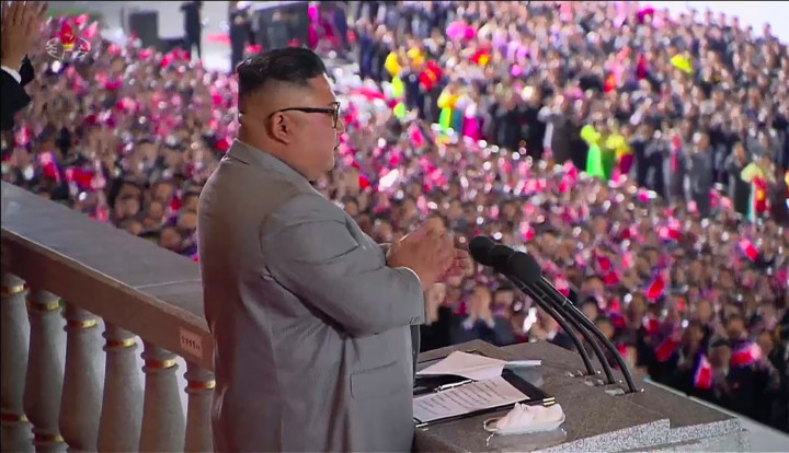 Kim Dzsongun észak-koreai diktátor figyeli a katonai parádét 2020. október 10-én.Fotó: KCNA via KNS / AFP