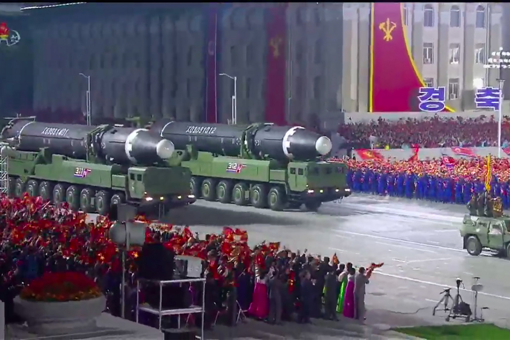 Észak-Korea óriásrakétákkal demonstrált a katonai parádén