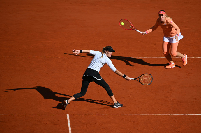 Babos Tímea és Kristina Mladenovic a 2020-as Roland Garros női párosdöntőjében 2020. október 11-én. Fotó: Anne-Christine Poujoulat / AFP