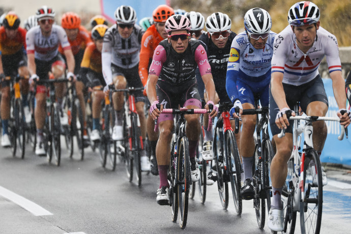 A Giro d'Italia főmezőnye a 9. szakaszon, a rózsaszín trikós mögött (félig takarásban) Valter Attila teker (Luca Bettini/AFP)